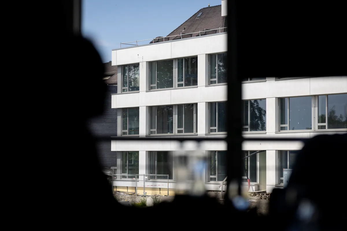 Blick durch ein Fenster auf den Neubau beim GZO Spital Wetzikonk.